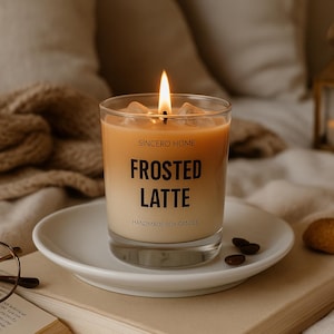 Candela artigianale in cera di soia al profumo di caffè latte freddo, design realistico, decorazione estetica e regalo originale