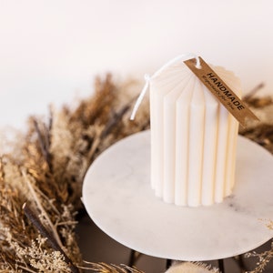 Dupla impressionante e elegante de colunas de velas Pilar com decoração artística de velas projetadas para interiores escandinavos