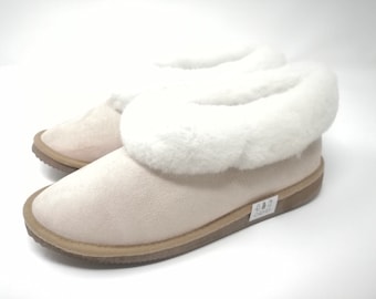 Zapatillas de piel de oveja con suela de goma, color natural, piel interior para un extra de calidez. Un gran regalo para mamá y papá.