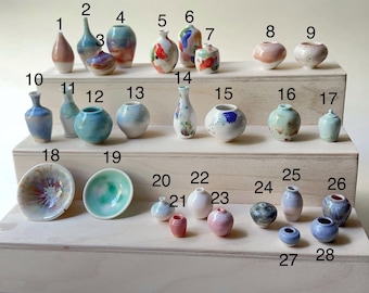 Vase miniature en grès : décoration de maison de poupée faite main