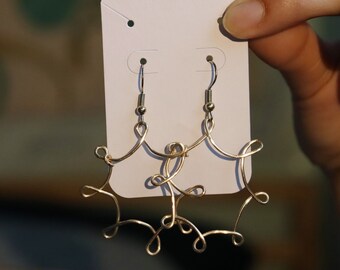 Pendientes colgantes de sol Starburst de alambre, pendientes de metal delicados de color plata dorada para su arte de alambre hecho a pedido