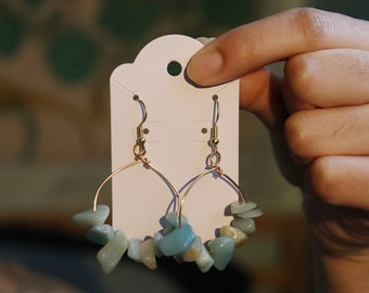Pendientes colgantes de aro de cristal envueltos en alambre Pendientes delicados de color dorado para ella Arte de alambre Joyas de cristal de amazonita Curación Boho terroso