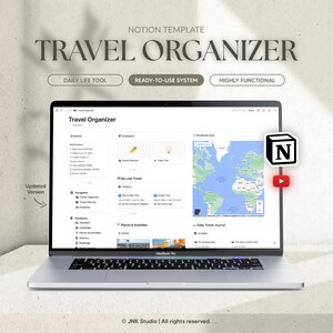 Peut inclure: Un ordinateur portable affichant un modèle Notion pour l'organisation de voyages. Le modèle comprend des sections pour le planificateur de voyages, mon dernier voyage, les lieux et les activités, et le journal de voyage quotidien. L'écran affiche également une carte du monde et le logo Notion.