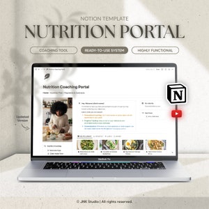 Pode incluir: Um ecrã de computador portátil que mostra uma maquete de um site de coaching nutricional construído usando a aplicação Notion. O site apresenta um logotipo de folha verde, uma mensagem de boas-vindas e uma secção para receitas. O computador portátil está sobre uma superfície branca com uma sombra.