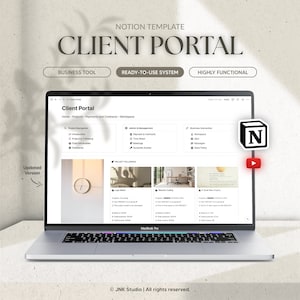 Può includere: Un computer portatile che mostra una bozza di un sito web di portale clienti costruito utilizzando la piattaforma Notion. Il sito web è intitolato "Client Portal" e presenta un menu con opzioni per "Home", "Progetti", "Pagamenti e Contratti" e "Spazio di lavoro". Il sito web include anche una sezione per "Progetti in corso" con tre schede di progetto, ciascuna con un titolo, una barra di progresso e un reddito totale.