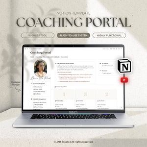 Op de afbeelding: Een laptopscherm dat een Notion-sjabloon voor een coachingportaal weergeeft. Het scherm toont een welkomstbericht, een navigatiemenu en een sectie voor projectvolging. De laptop staat op een lichtbruin oppervlak met schaduwen.