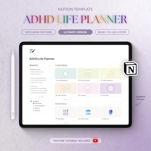 Peut inclure: Une tablette numérique affiche un modèle de planificateur de vie pour le TDAH. L'écran présente un tableau de bord avec des sections pour les tâches, l'emploi du temps personnel et les objectifs. Un stylet et le logo Notion sont visibles. Le texte comprend "ADHD Life Planner".
