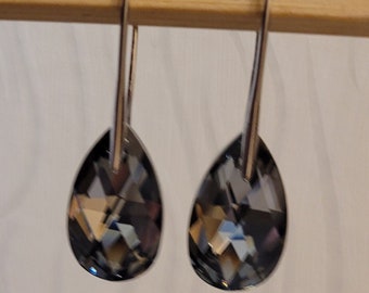 Silberfarbene Metallohrringe mit Swarovski-Kristalltropfen