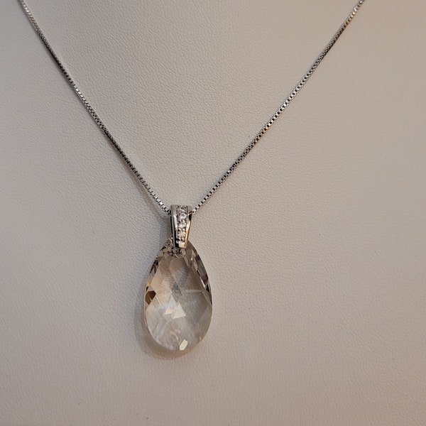 Collier métal argenté pendentif goutte en cristal de Swarovski
