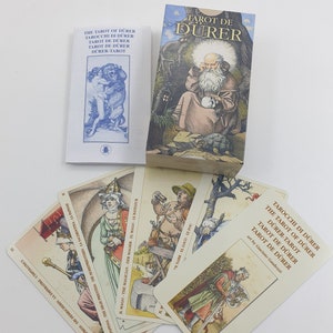 In questa foto è raffigurata la scatola, il libretto aggiuntivo e cinque carte del mazzo