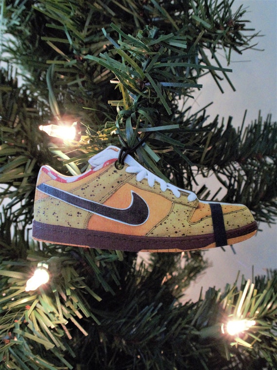 bronce Del Norte Circo Nike Dunk SB Low Yellow Lobster Christmas Ornament - Etsy