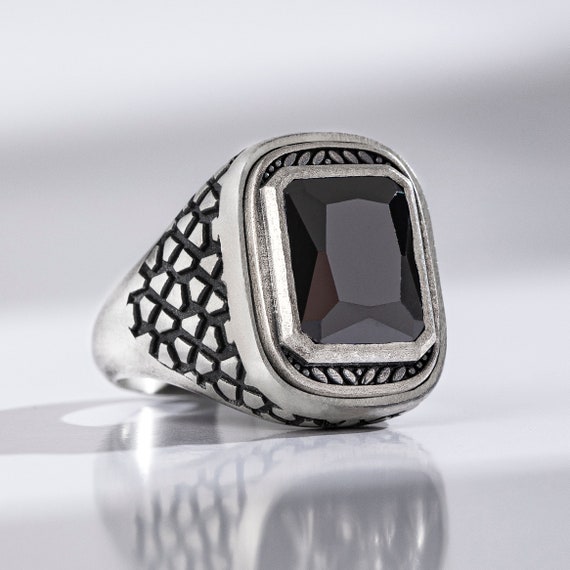 Pinky ring deals with stone