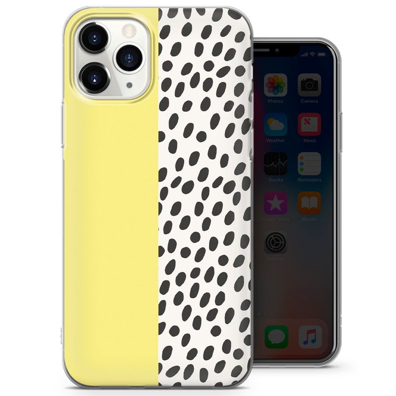 Puede incluir: Una funda transparente para tel&eacute;fono con un dise&ntilde;o amarillo y blanco. La funda tiene un patr&oacute;n de lunares negros y blancos en el lado derecho y un color amarillo s&oacute;lido en el lado izquierdo. La funda est&aacute; dise&ntilde;ada para un iPhone.
