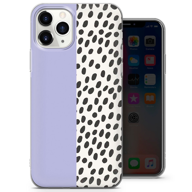 Puede incluir: Una funda transparente para tel&eacute;fono con un dise&ntilde;o lavanda y blanco. La funda tiene un patr&oacute;n de lunares negros y blancos en el lado derecho y un color lavanda s&oacute;lido en el lado izquierdo. La funda est&aacute; dise&ntilde;ada para un iPhone.