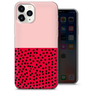 Puede incluir: Una funda transparente para tel&eacute;fono con un dise&ntilde;o rosa y rojo. La mitad superior de la funda es rosa, y la mitad inferior es roja con lunares negros.