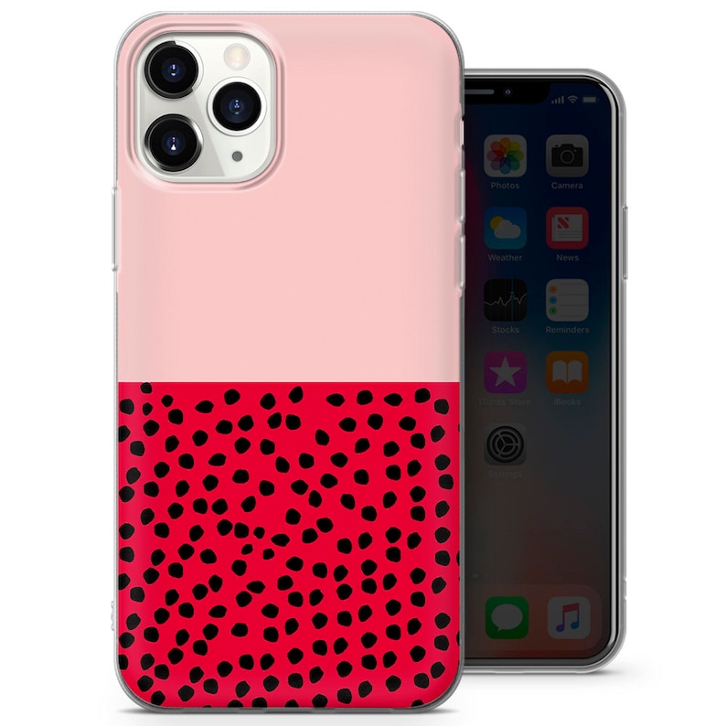 Puede incluir: Una funda transparente para tel&eacute;fono con un dise&ntilde;o rosa y rojo. La mitad superior de la funda es rosa, y la mitad inferior es roja con lunares negros.