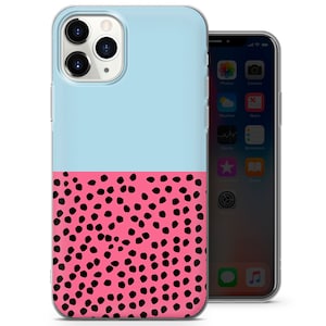 Puede incluir: Una funda transparente para tel&eacute;fono con la parte superior de color azul claro y la inferior de color rosa. La mitad inferior de la funda tiene un patr&oacute;n de lunares negros.