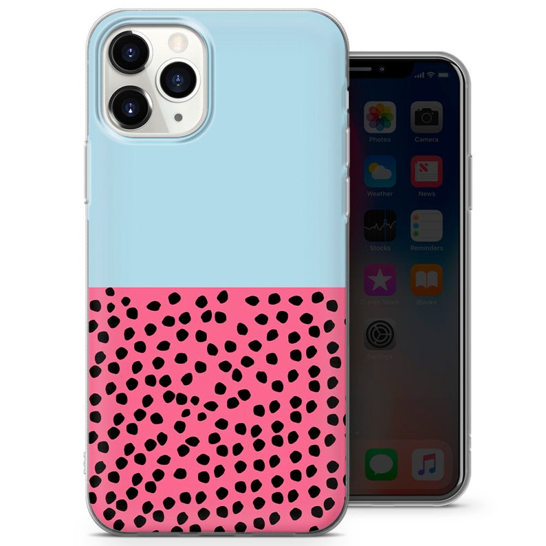 Puede incluir: Una funda transparente para tel&eacute;fono con la parte superior de color azul claro y la inferior de color rosa. La mitad inferior de la funda tiene un patr&oacute;n de lunares negros.