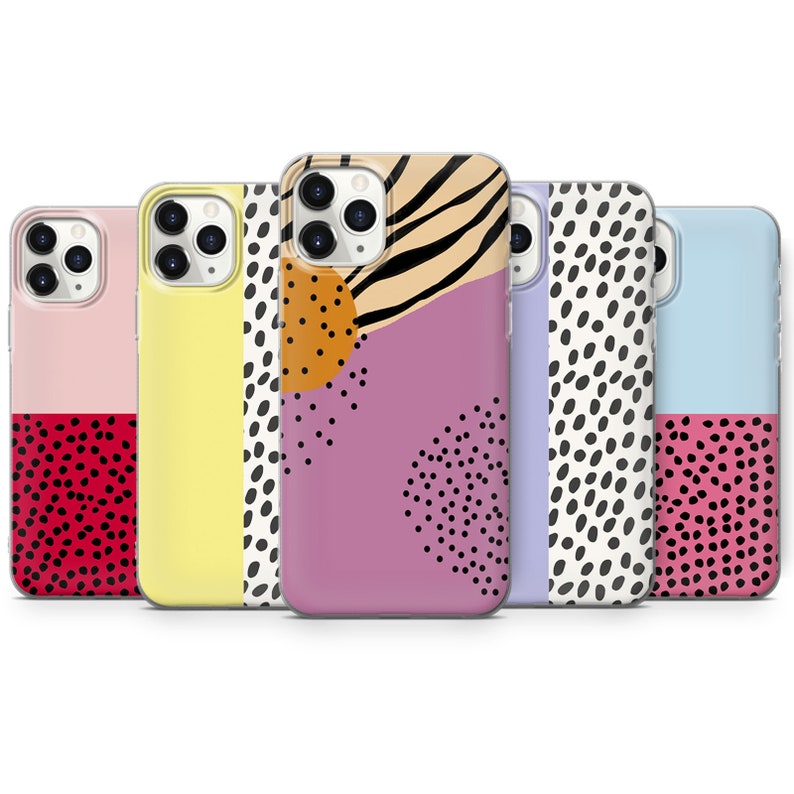 Puede incluir: Conjunto de cinco fundas para tel&eacute;fono con dise&ntilde;os geom&eacute;tricos abstractos. Las fundas presentan una variedad de colores y patrones, incluyendo rosa, amarillo, azul, naranja, negro y blanco.