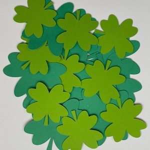 Zielone wykrojniki w kształcie czterolistnej koniczyny - 10 małych (3,6 cm) i 10 dużych (5 cm). Papier kartonowy 160 g/m2