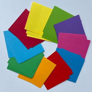Fustellatura quadrata arcobaleno multicolore da 8cm, per scrapbooking, card toppers, abbellimenti, artigianato per bambini, carta/cartoncino 160gsm.