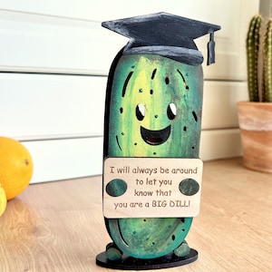 Pickle con cappelli intercambiabili Svg, decorazione di affermazione positiva tagliata al laser, cartello intercambiabile stagionale Glowforge, download digitale