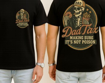 Può includere: Una t-shirt nera con la grafica di uno scheletro con cappellino e occhiali da sole, che tiene in mano una ciambella e patatine fritte. Il design include il testo "Dad Tax" e "MAKING SURE IT'S NOT POISON" in un emblema circolare sul petto e sul retro.