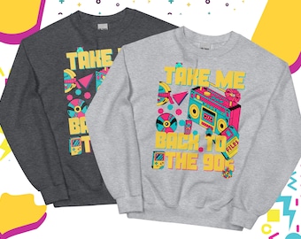 Puede incluir: Dos sudaderas con capucha de manga larga con un tema retro de los 90. Una es gris con el texto "Take Me Back To The 90s" y presenta una radiocassette, un disquete y un videojuego. La otra es gris oscuro con el texto "Take Me Back" y presenta una cinta de casete, un disco y un videojuego.