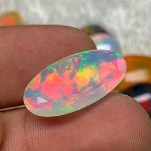 6,25 ct facettierter äthiopischer Opal, funkelndes Regenbogenfeuer, ovale Form, facettierter loser Edelstein des Opals, Herstellung von Schmuck. 22x11,8x5,7mm