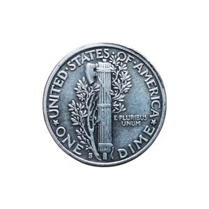 Könnte beinhalten: Eine silberne US-Dime-Münze mit den Worten "United States of America" und "One Dime" am Rand. Die Mitte der Münze zeigt ein Porträt von Lady Liberty mit einer Fackel und einem Zweig mit Olivenblättern.