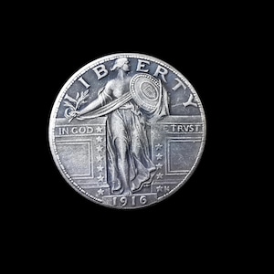 Può includere: Una moneta da un quarto di dollaro americano in argento con l'immagine di Lady Liberty che tiene una torcia e un ramo di ulivo. La moneta ha l'iscrizione "LIBERTY" sopra la sua testa, "IN GOD WE TRUST" sotto di lei e "1916" in basso.