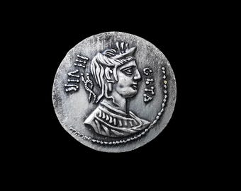 Moneda de denario plateada de la Antigua República Romana, Hosidio Geta, 68 a. C.