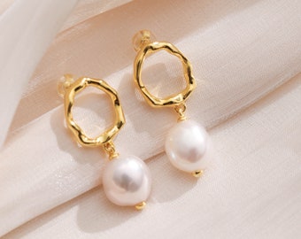 Boucles d’oreilles 18K Yellow Gold Pearl Drop / Boucles d’oreilles de mariage Dangle / Boucle d’oreille Baroque Pearl Hoop / Boucles d’oreilles en perle polie mate sablée