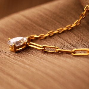 Pear Shaped Diamond Solitaire Necklace/18K Yellow Gold Moissanite Necklace for Women/Teardrop Shaped Pendant Necklace/Perfect Gift for Her