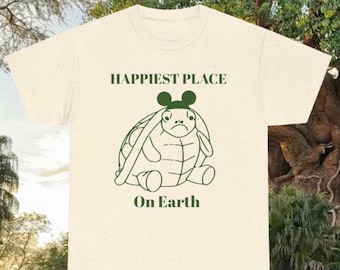 Camiseta de Grumpy Turtle inspirada en Jellycat / El lugar más feliz del mundo. Camiseta gráfica de Disney. Linda camiseta de parque temático con un toque melancólico. Regalo para los fans de Disney.