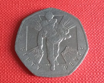 Moneda de cincuenta peniques de 50 peniques de 2006 - Leyes de Victoria - Soldado que lleva a un hombre herido - Moneda británica del Reino Unido