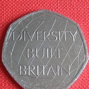 Moneda de cincuenta peniques de 50 peniques de 2020: Diversity Built Britain (La diversidad construyó Gran Bretaña) - Moneda británica del Reino Unido