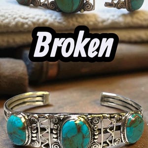Op de afbeelding: Zilveren manchetarmband met drie ovale turkooizen stenen. De armband wordt gebroken en vervolgens gerepareerd getoond, met de woorden "Broken" en "Fixed" in de afbeelding.