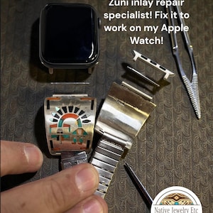 Op de afbeelding: Een Apple Watch met een Zuni inlay horlogeband, met een zilver en turquoise design. De afbeelding bevat gereedschap en de tekst: "Zuni inlay reparatiespecialist! Repareer het om op mijn Apple Watch te werken!" en het websiteadres.