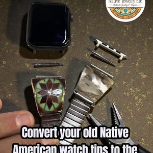 以下が含まれることがあります： 分解されたネイティブアメリカンの時計の先端とツールを備えたApple Watch。画像には「古いネイティブアメリカンの時計の先端を最新のApple Watchに変換しましょう！」というテキストとウェブサイトアドレスwww.nativejewelryrepair.comが含まれています。