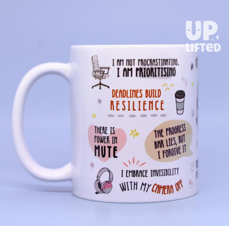 Pu&ograve; includere: Tazza in ceramica bianca con manico curvo, con testo e illustrazioni colorate. Il testo include frasi come "Non sto procrastinando, sto dando priorit&agrave;" e "Le scadenze costruiscono resilienza."