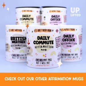 Pu&ograve; includere: Tazze in ceramica bianca con varie affermazioni, tra cui "Daily Commute" e "Daily Office". Ogni tazza presenta testo e illustrazioni colorate su sfondo azzurro chiaro. Le tazze fanno parte di una collezione di tazze con affermazioni.