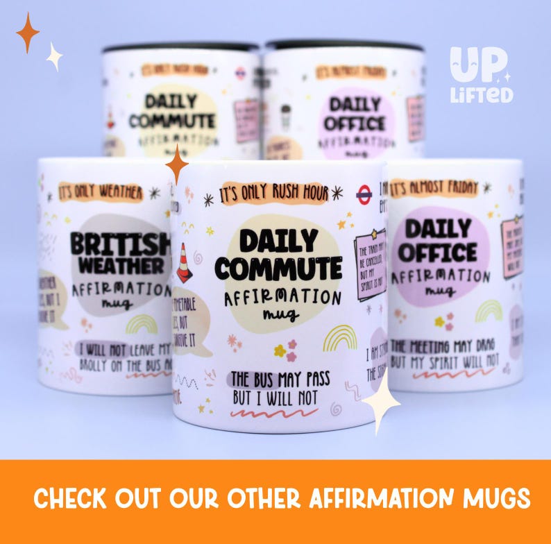 Pu&ograve; includere: Tazze in ceramica bianca con varie affermazioni, tra cui "Daily Commute" e "Daily Office". Ogni tazza presenta testo e illustrazioni colorate su sfondo azzurro chiaro. Le tazze fanno parte di una collezione di tazze con affermazioni.