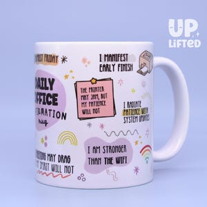 Pu&ograve; includere: Tazza in ceramica bianca con manico, decorata con testo e grafica colorati. La tazza presenta frasi come "Daily Office Affirmation Mug" e "I Manifest Early Finish". Il design include stelle, arcobaleni e un'illustrazione di stampante.