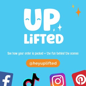 Pu&ograve; includere: Grafica azzurra con la parola "UP" sopra "LIFTED" in bianco, con una faccina sorridente nella "U". Il testo "See how your order is packed + the fun behind the scenes" &egrave; sotto. Icone dei social media in basso.