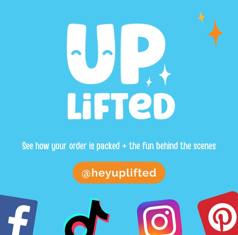 Pu&ograve; includere: Grafica azzurra con la parola "UP" sopra "LIFTED" in bianco, con una faccina sorridente nella "U". Il testo "See how your order is packed + the fun behind the scenes" &egrave; sotto. Icone dei social media in basso.