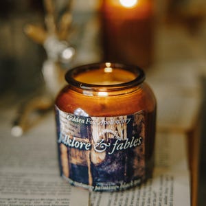 Folklore & Fables Candle, Cottagecore Decor, Fantasy Bookish Candle afbeelding 2