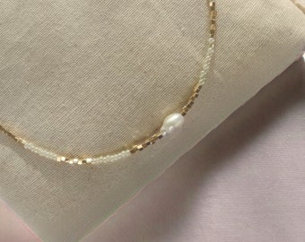 Golden pearl necklace with cultured pearls