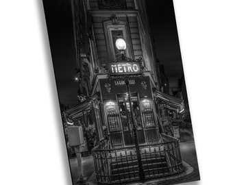Vie nocturne parisienne près du métro, impression d'art de Paris, affiche de voyage à Paris, photographie en noir et blanc, affiche de la tour Eiffel, France