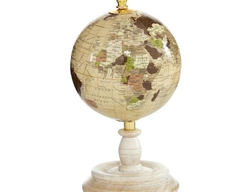 Op de afbeelding: Een vintage-stijl globe met een beige en bruine kaart op een houten standaard. De globe heeft een gouden top en basis.